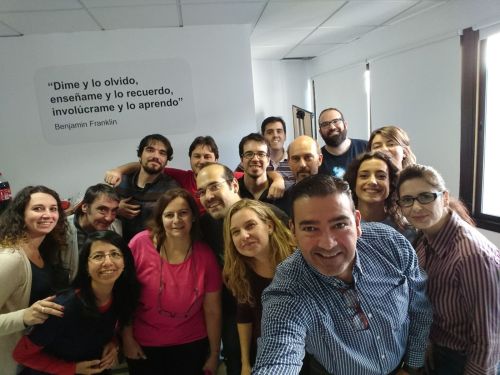 Con el grupo de un certificado profesional en audiovisuales Con el grupo de un certificado profesional en audiovisuales